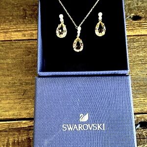 Brand new Swarovski Pink
Crystal necklace and earrings set